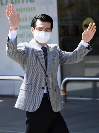 [TEN 포토] 조명섭 '신사의 품격 넘치는 인사'