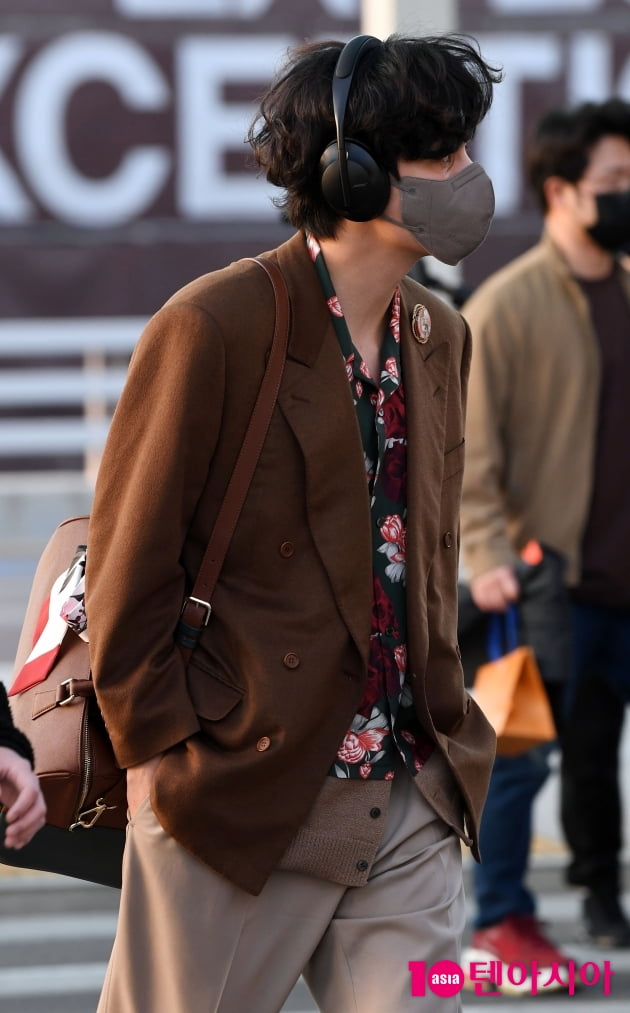 [TEN 포토] 방탄소년단 뷔 '광고 속 한 장면처럼...무슨 음악?'