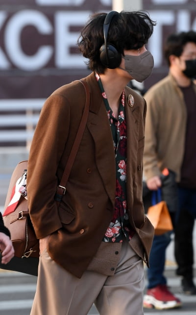 [TEN 포토] 방탄소년단 뷔 '광고 속 한 장면처럼...무슨 음악?'