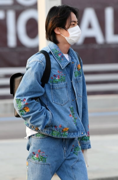 [TEN 포토] 방탄소년단 진 '석양도 질투하는 외모'