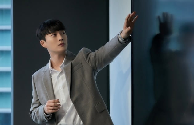 윤두준, 살벌한 인생의 20대 사업가…외모→슈트핏 '정석'('구필수는 없다')