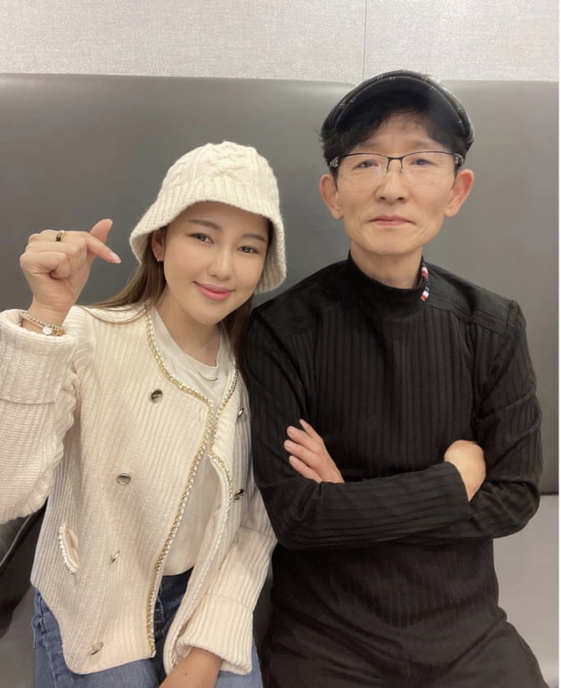 송가인, 작곡가 이충재와 다정한 시간…"즐겁게 신곡 녹음 완료" [TEN★]