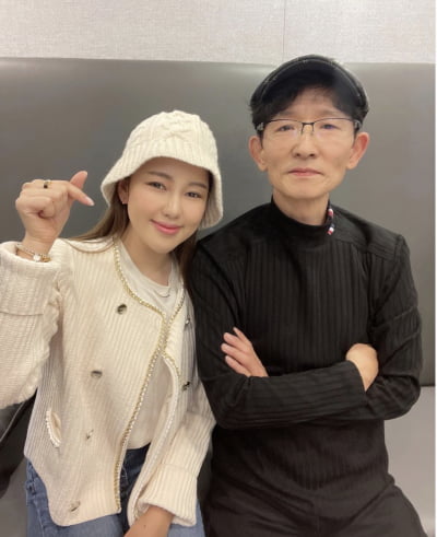 송가인, 작곡가 이충재와 다정한 시간…"즐겁게 신곡 녹음 완료" [TEN★]