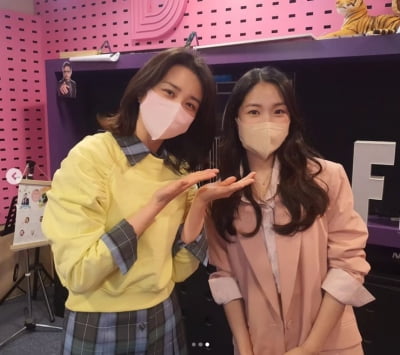 박하선, 김혜윤과 상큼 발랄하게...봄을 입은 여신들[TEN★]