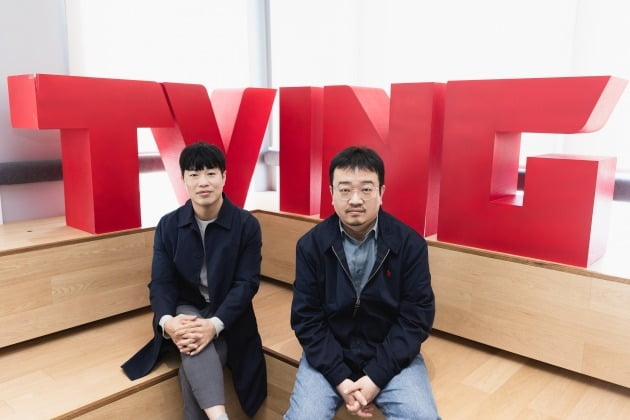탁재영 작가(왼쪽), 연상호 감독./사진제공=티빙