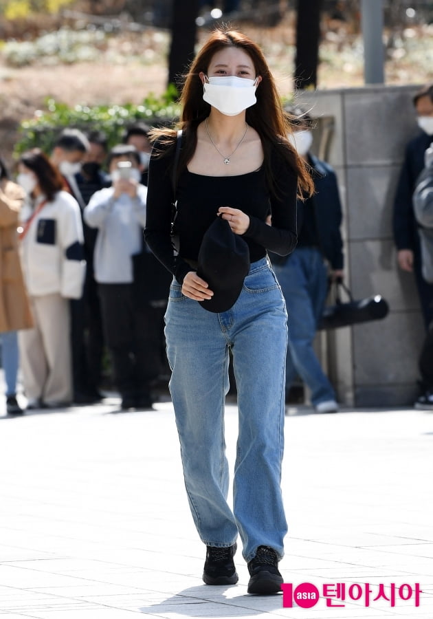 [TEN 포토] 이미주 '아쉽게 팬들을 뒤로하고'