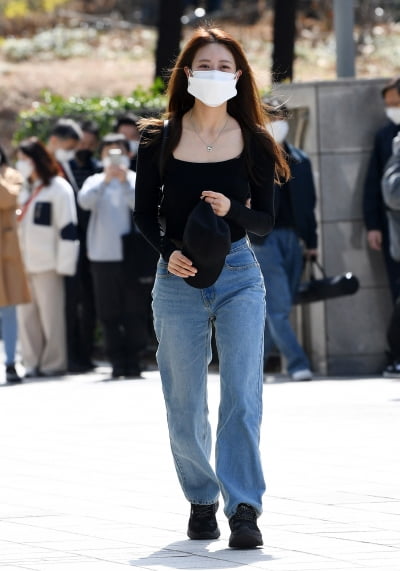 [TEN 포토] 이미주 '아쉽게 팬들을 뒤로하고'