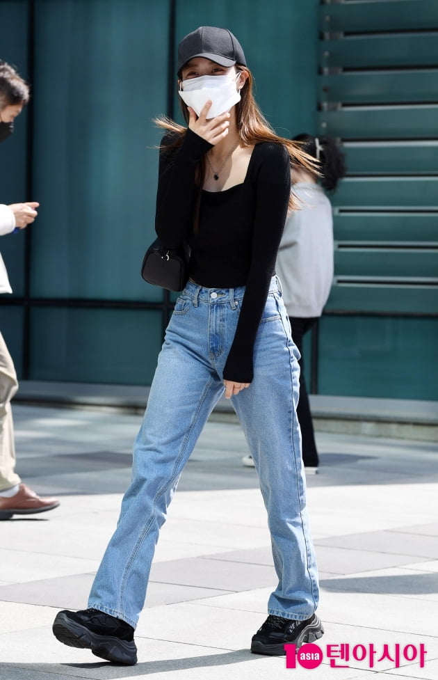 [TEN 포토] 이미주 '납작배에 청바지 헐렁'