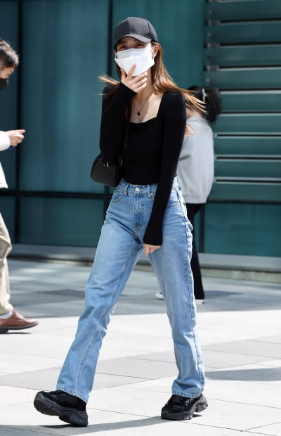 [TEN 포토] 이미주 '납작배에 청바지 헐렁'