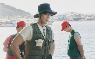 김우빈, 6년만 돌아왔다…"반소매 태닝 자국 일부로 만들어" ('우리들의 블루스')
