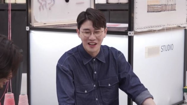 "찐으로 웃음이 나오네"…'솔로' 영탁, 연애 3개월 차 커플 앞 실성한 이유('신랑수업')