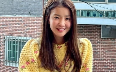 '사업가♥' 이시영, 가방에 포도 달고 와인 음미…해방촌에서 '상큼 개나리' 매력 [TEN★]