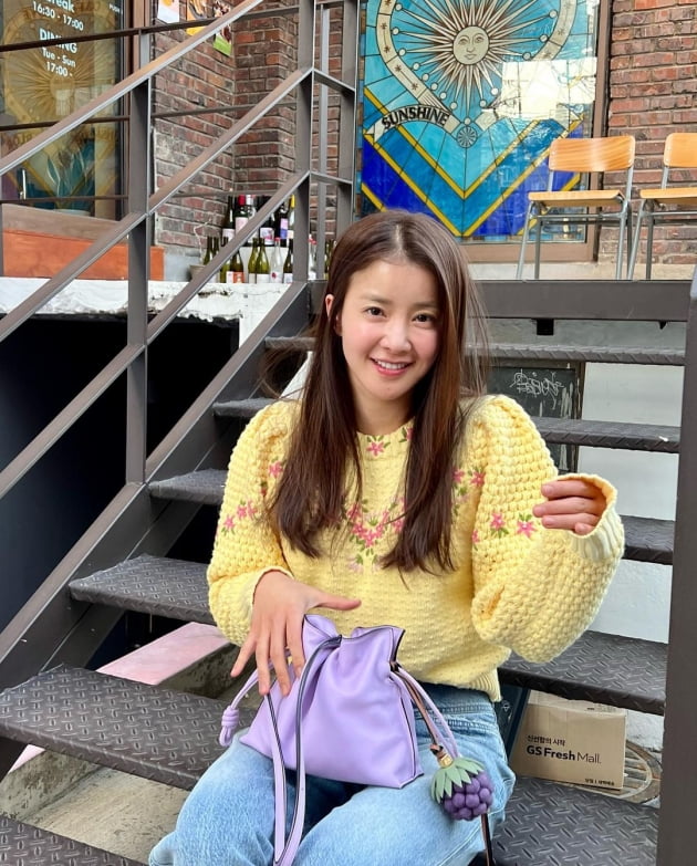 '사업가♥' 이시영, 가방에 포도 달고 와인 음미…해방촌에서 '상큼 개나리' 매력 [TEN★]
