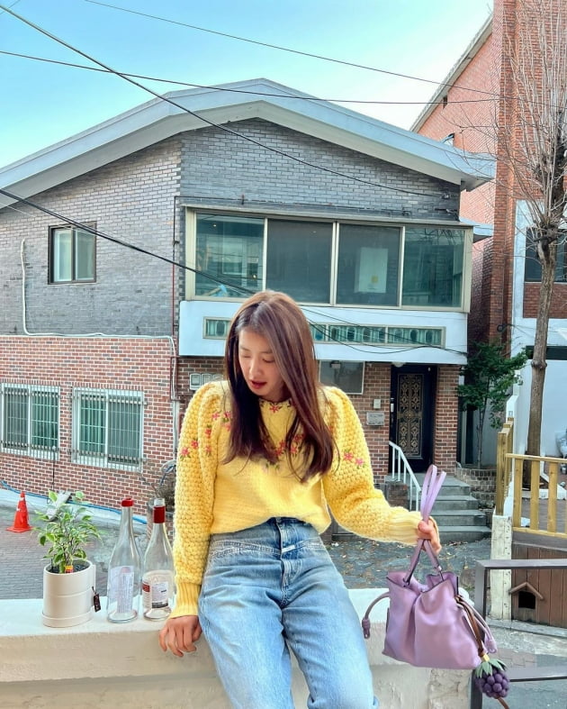 '사업가♥' 이시영, 가방에 포도 달고 와인 음미…해방촌에서 '상큼 개나리' 매력 [TEN★]