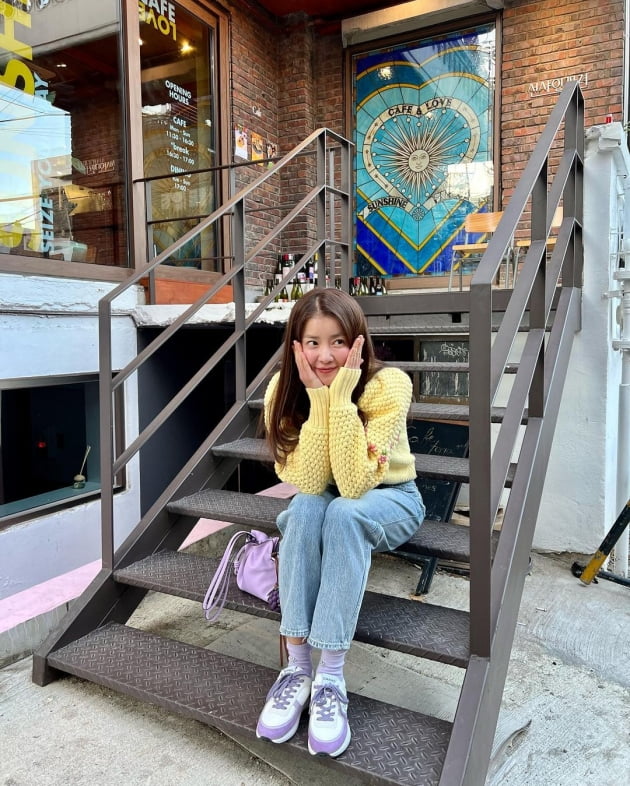 '사업가♥' 이시영, 가방에 포도 달고 와인 음미…해방촌에서 '상큼 개나리' 매력 [TEN★]