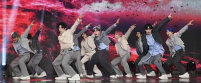 [TEN 포토] 나인아이 '멋진 타이틀곡 '패럴렐 유니버스' 무대'