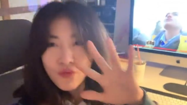 하지원, 오랜만에 인사드려요...가만히 있어도 미모가 반짝[TEN★]