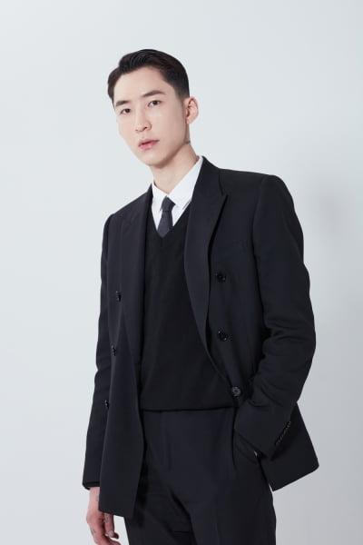 방탄소년단 '화양연화' 만든 김성현, 르세라핌 비주얼 디렉터로 합류