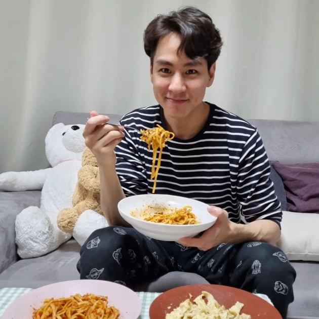 이다은, 부엌 살림 걱정 없겠네…♥윤남기, 요리하는데 닦고 또 닦는 '깔끔쟁이' [TEN★]