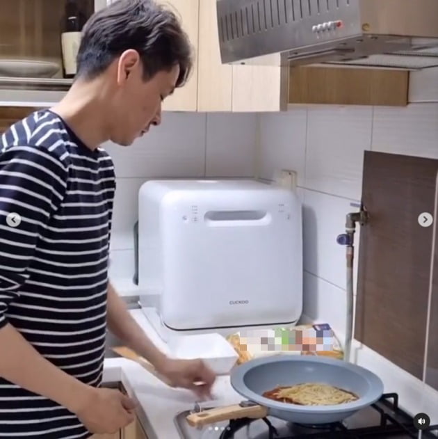 이다은, 부엌 살림 걱정 없겠네…♥윤남기, 요리하는데 닦고 또 닦는 '깔끔쟁이' [TEN★]