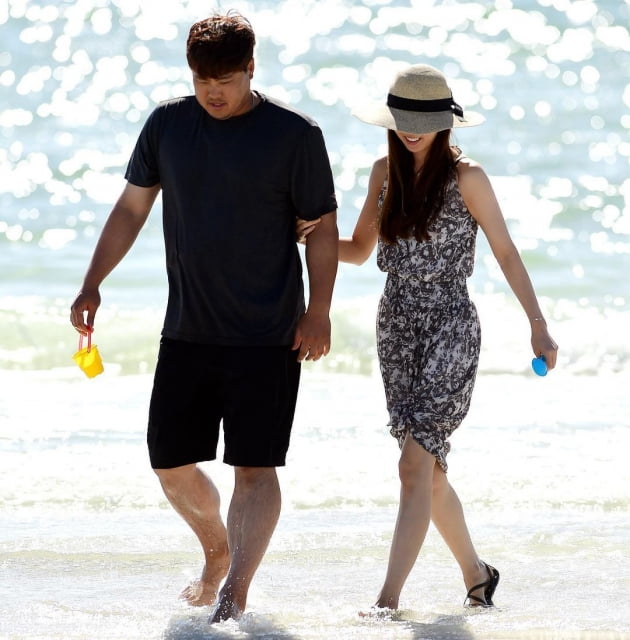 류현진♥배지현, 美 해변에서 팔짱 꼭 낀 부부…신혼여행 때인 줄 알겠네[TEN★]