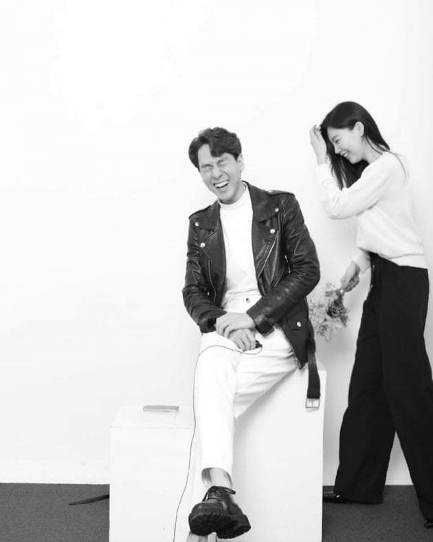 윤남기♥이다은, 꽃까지 손에 드니 세미 웨딩화보…둘 사이 거리는 제로[TEN★]