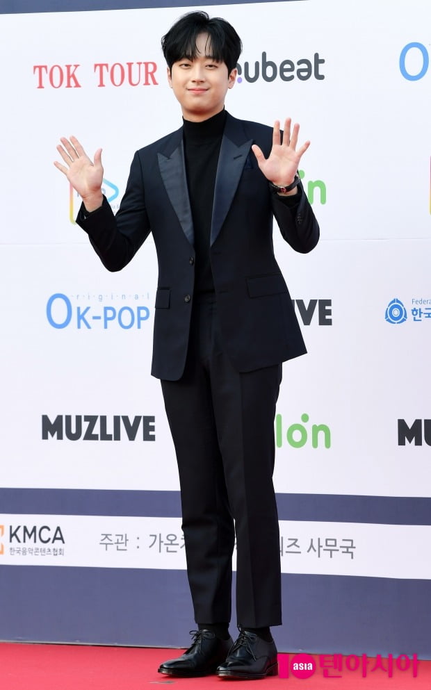 [TEN차트] 이찬원, 트렌치코트가 잘 어울리는 남자 트로트 가수 1위