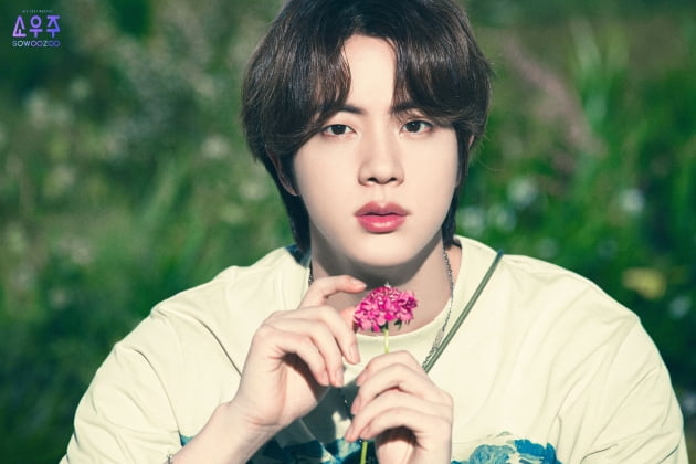 방탄소년단 진, 'Yours'와 '슈퍼 참치' 美 빌보드 핫 트렌딩 송즈 유일 '두 곡 차트인'