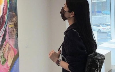'싱글맘' 배수진, ♥연상 남친과 주말 갤러리 데이트…뒷모습만 봐도 흐뭇한가봐 [TEN★]