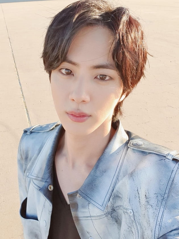 美 매체 ,"방탄소년단 진 초호화 자개로 만들어진 마스터피스"