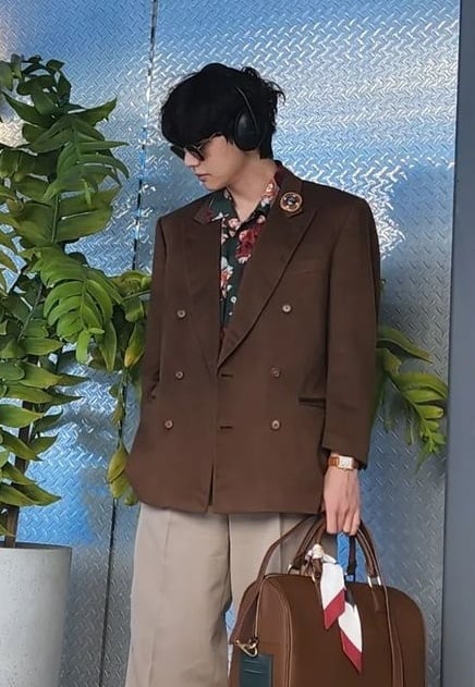 방탄소년단 뷔, 공항패션 '언더커버 꽃무늬 셔츠' 글로벌 품절.