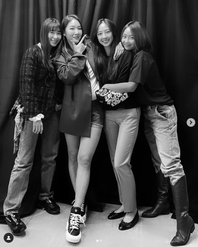 오랜만에 씨스타 완전체, 소유 콘서트 응원...영원한 우정[TEN★]