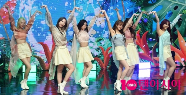 [TEN 포토] 아일리원 '떨리는 데뷔무대'