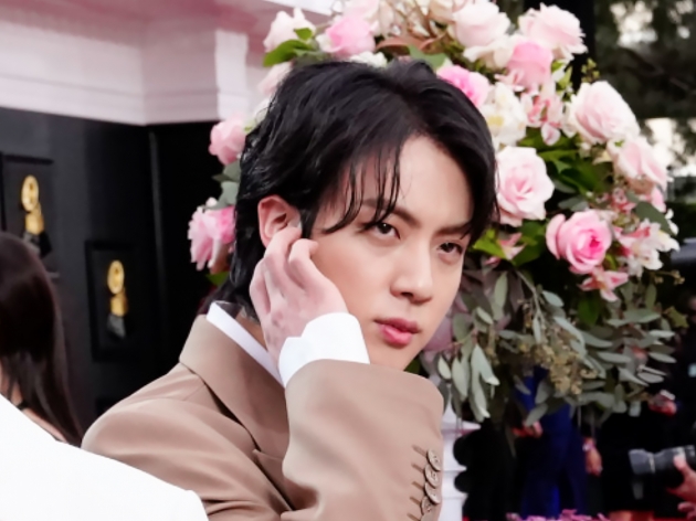 방탄소년단 진, ‘라이트 브라운 슈트 가이’로 그래미 레드카펫 화려하게 장식