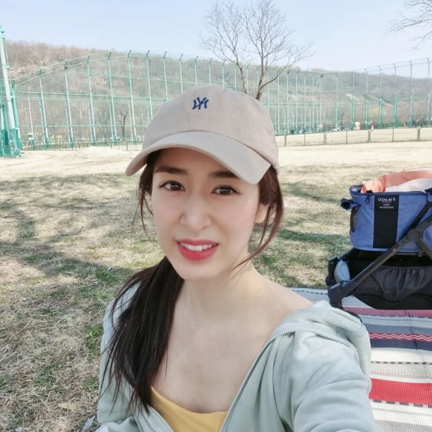 '주진모♥' 민혜연, 완연한 봄 날씨에 시원하게 드러낸 쇄골라인…도자기 피부 [TEN★]