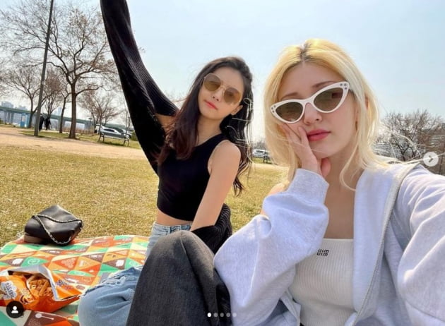 임나영x전소미, 민소매 입고 한강데이트...영원한 아이오아이 우정[TEN★]