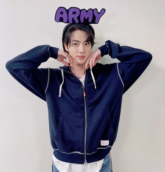 팬 사랑 '찰칵' 방탄소년단 진, 담백한 애정과 배려 가득 "진짜 안아파요"