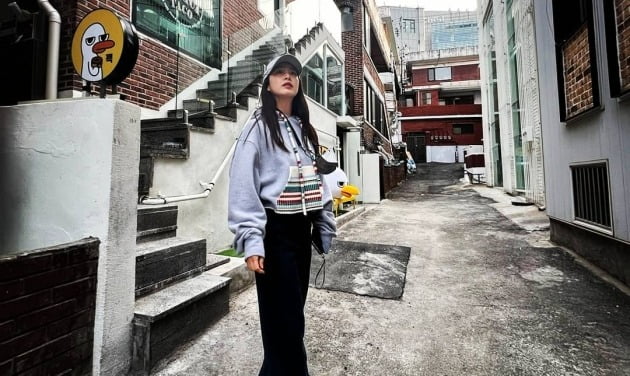 '비♥' 김태희, 꾸미지 않아도 여전한 미모…한남동 산책 중인 애둘맘[TEN★]