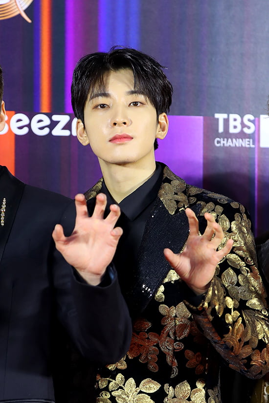 [전문] 세븐틴 원우 모친상…빈소 지키는 중