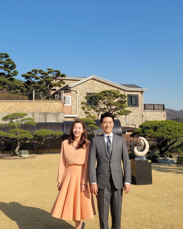 "내 사랑" 소이현♥인교진, 미소가 닮아가는 9년 차 부부…아직도 신혼 분위기 [TEN★]