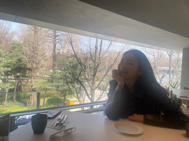 '9살 연하♥' 최지우, 햇살 좋은 날 외출한 애엄마…카메라 렌즈는 흐림 필터[TEN★]