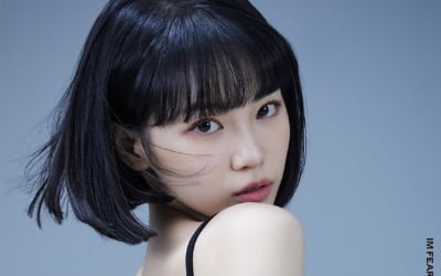 '하이브 첫 걸그룹' 르세라핌, 리더는 김채원…'검정 똑단발'로 세련美