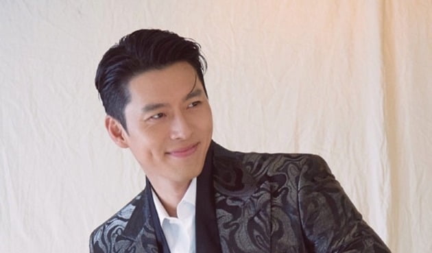 '손예진♥' 현빈, 톰포드 슈트핏도 남다르네…보조개 매력에 풍덩[TEN★]