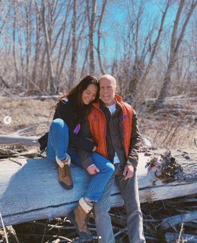 '실어증' 브루스 윌리스, 아내와 딸 강가에서 평화로운 시간...다정한 부부[TEN★]