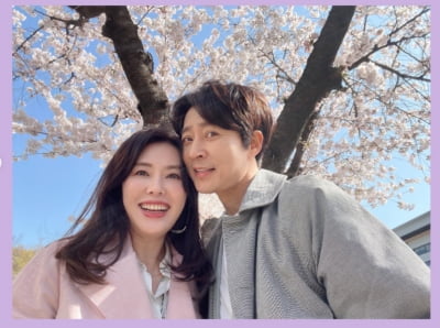 '최수종♥' 하희라, 여의도 벗꽃 데이트...청춘 멜로 드라마 한편 찍었네[TEN★]