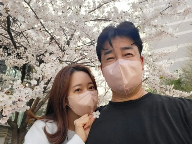 "핑크톤 잘 어울리는 백주부" 소유진♥백종원, 부부 동반 테니스→벚꽃놀이 '화기애애' [TEN★]