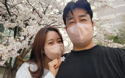"핑크톤 잘 어울리는 백주부" 소유진♥백종원, 부부 동반 테니스→벚꽃놀이 '화기애애' [TEN★]