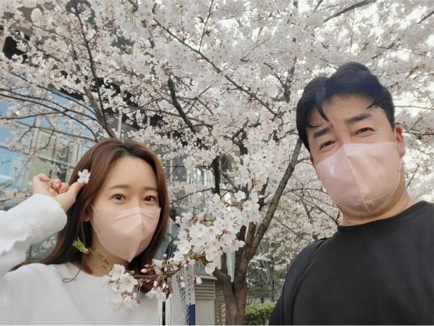 "핑크톤 잘 어울리는 백주부" 소유진♥백종원, 부부 동반 테니스→벚꽃놀이 '화기애애' [TEN★]
