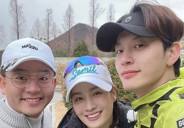 김준호, 9살 연하 ♥김지민과 열애 인정 그 후…다른 사람과 함께 있네[TEN★]