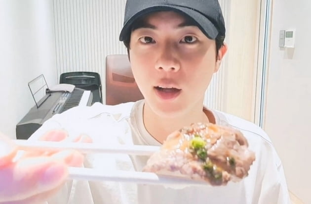 방탄소년단 진, '먹방 유튜버하면 찰떡일 아이돌’ 1위
